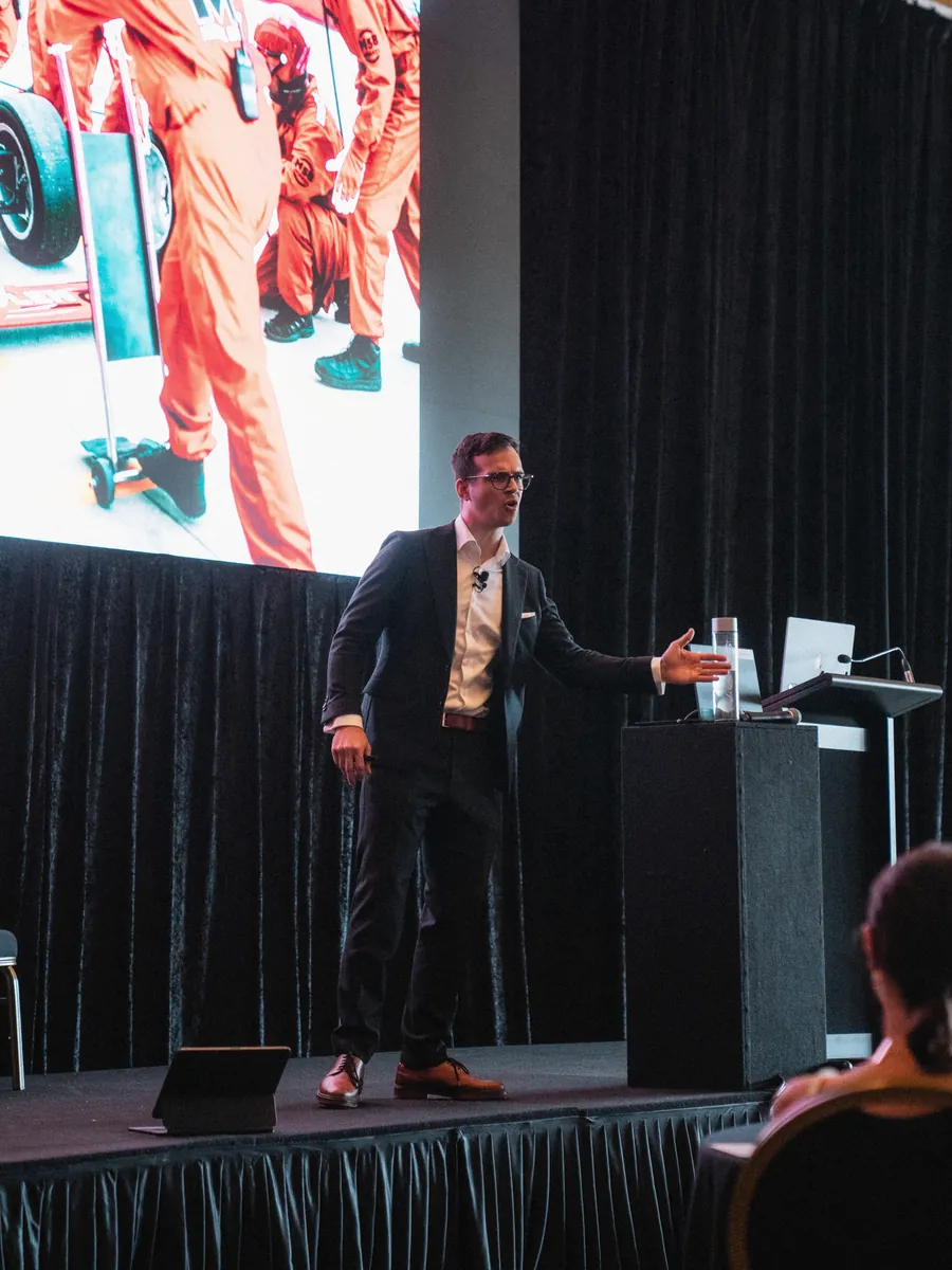 Dr Yannick van Hierden presenting a high-performance keynote