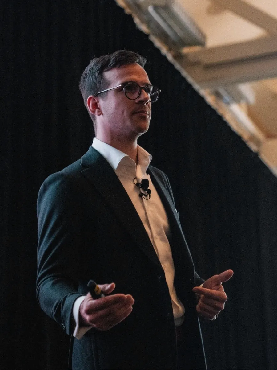 Dr Yannick van Hierden presenting on stage